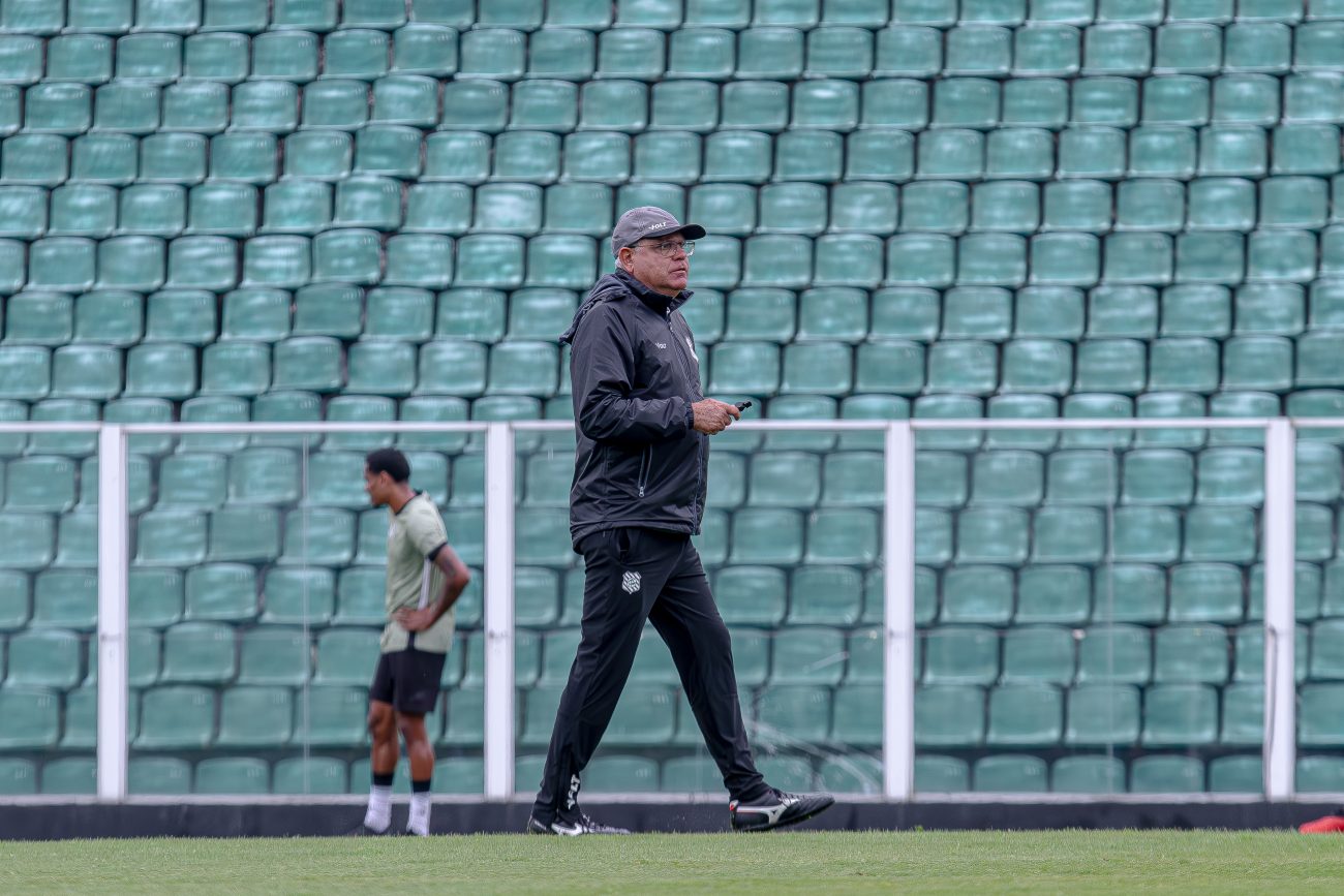 O técnico Waguinho Dias vai ajustando o Figueirense durante a pré-temporada