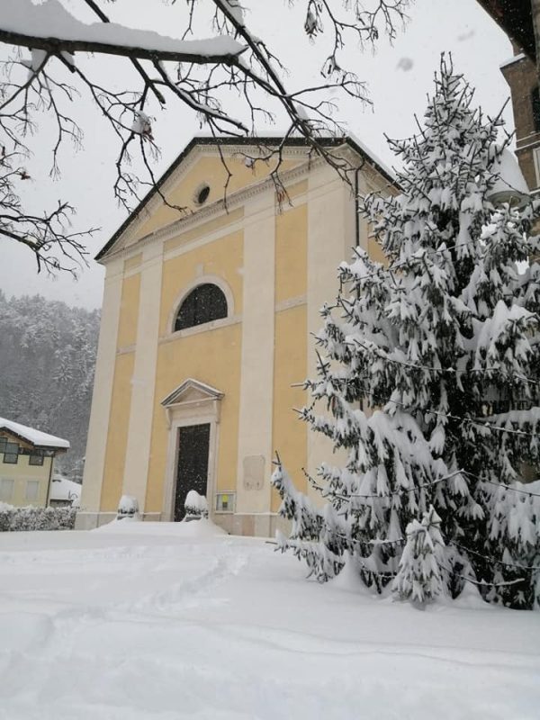 Um manto branco sobre a fachada da igreja paroquial de Fornace - Reprodução/Comune di Fornace/ND Mais
