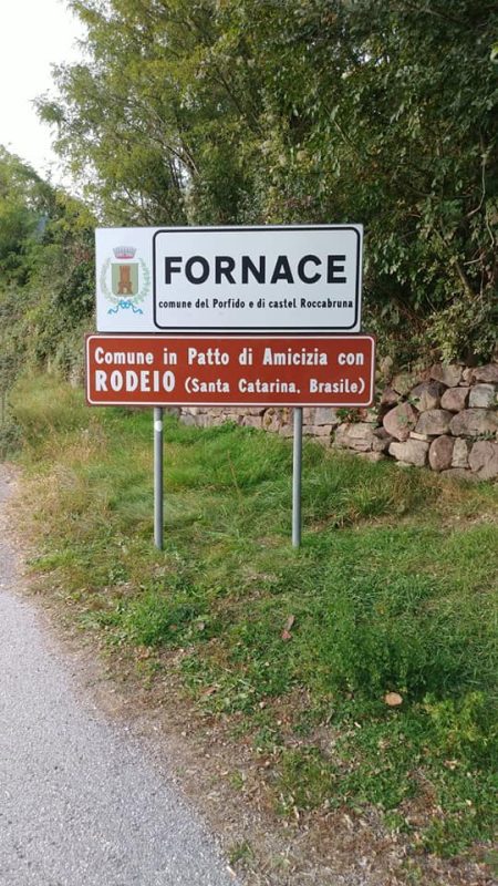 Placa em Fornace, na Itália - Reprodução/Comune di Fornace/ND Mais