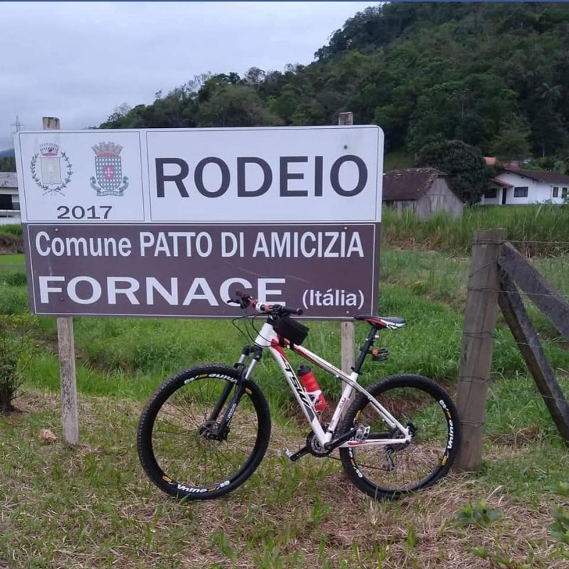 Placa em Rodeio, no Brasil - Reprodução/Comune di Fornace/ND Mais