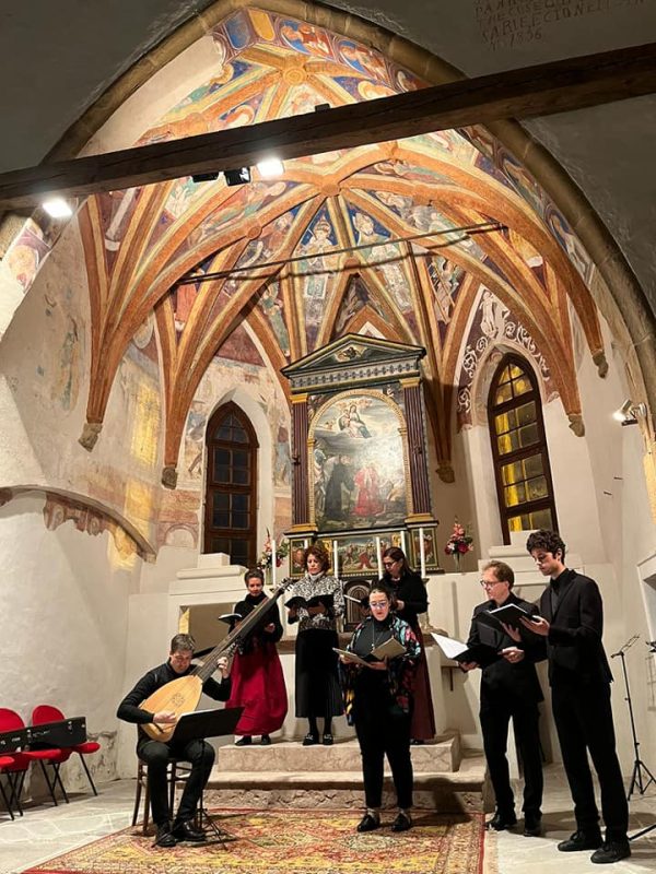 Apresentação em igreja de Fornace, na Itália - Reprodução/Comune di Fornace/ND Mais