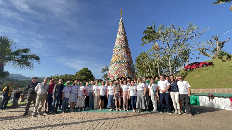 Prefeita italiana com as crocheteiras responsáveis pela maior árvore de Natal de crochê do Brasil, em Rodeio - Brenda Bittencourt/ND Mais
