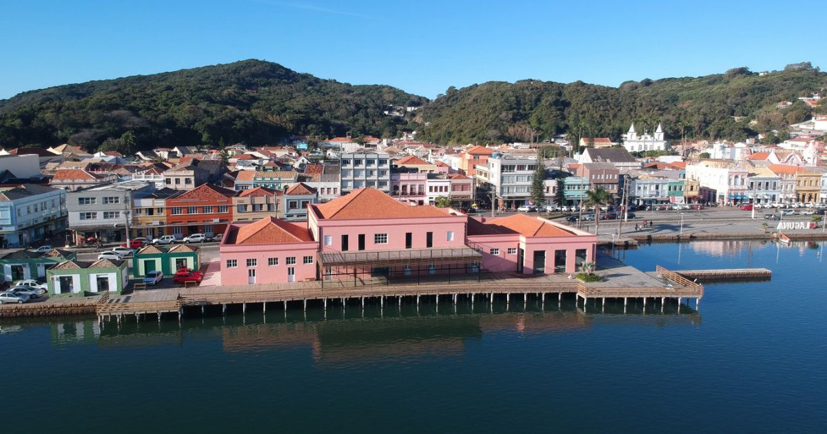 Imagem do mercado público, reformado e novo, para ilustrar para as pessoas onde o antigo mercado público ficava 