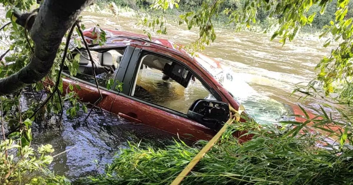 Caminhonete foi achada submersa no Rio Capivaras, em São José dos Ausentes