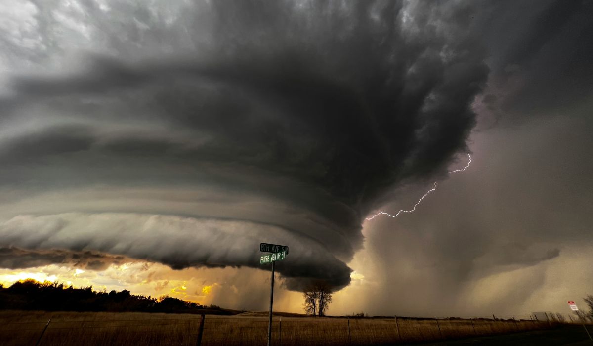 Frente fria traz fortes rajadas de vento e tempestades ao Brasil