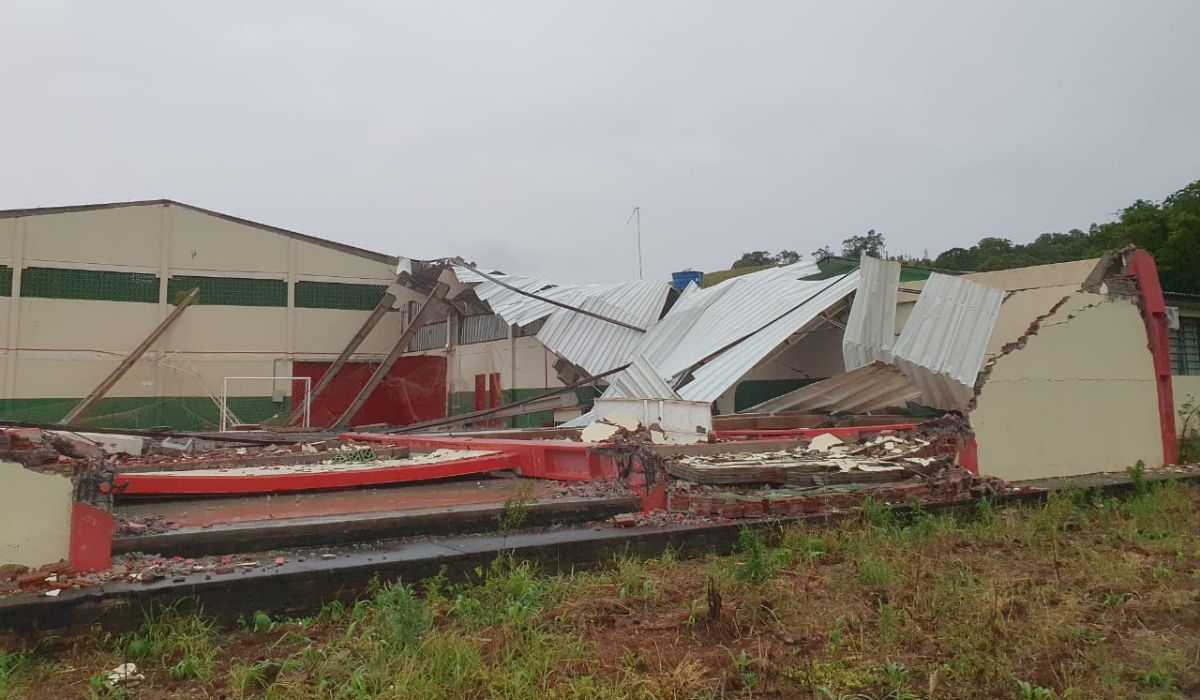 Imagem de ginásio de escola destruído em Dionísio Cerqueira