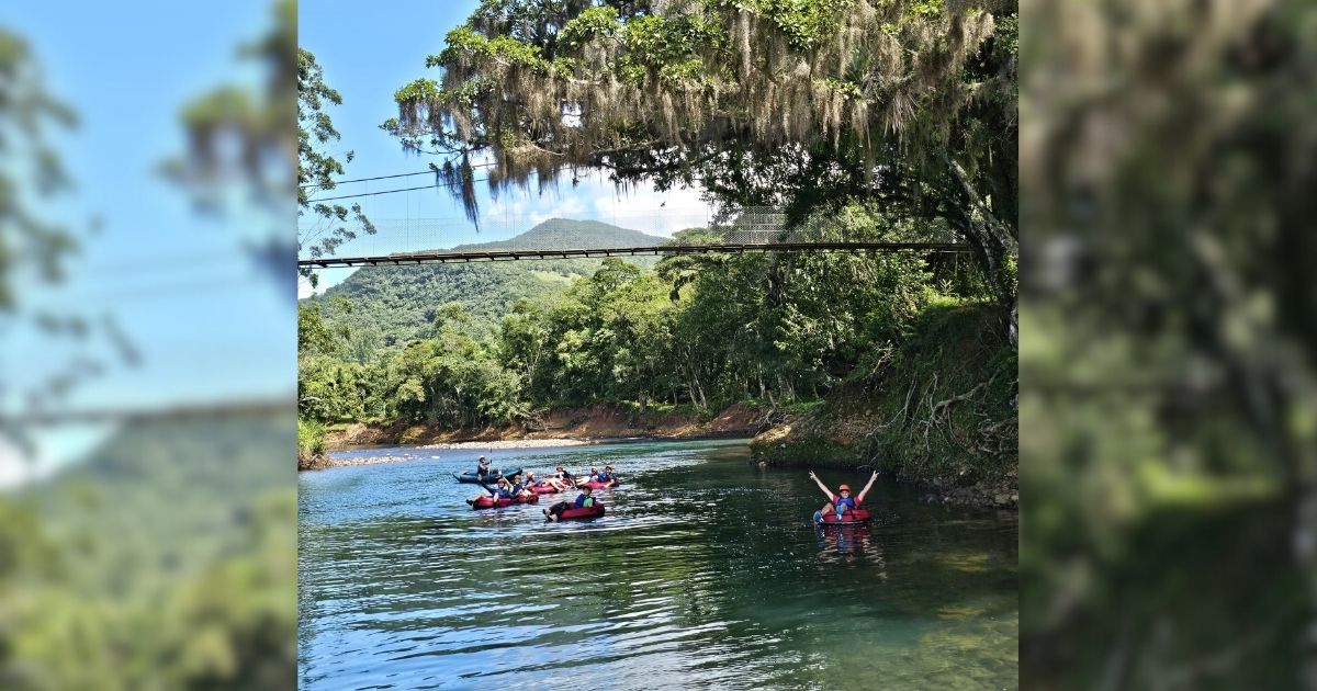 Imagem das pessoas andando em cima de boias, com roupas de proteção, para fazer referência ao local em que se é feito o boia cross 
