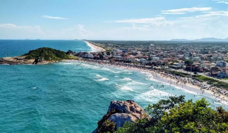 A Prainha é famosa por receber o Carnaval de São Francisco do Sul. Ela também é palco de diversos campeonatos de surfe - Gecom/Divulgação/ND Mais 