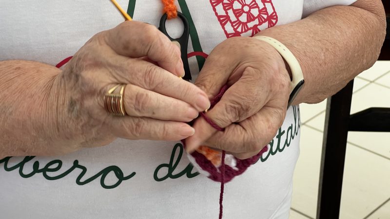 Conversando e crochetando - Brenda Bittencourt/ND Mais