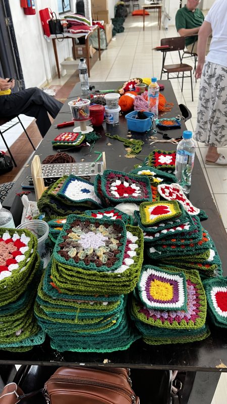Mesa das voluntárias crocheteiras - Brenda Bittencourt/ND Mais