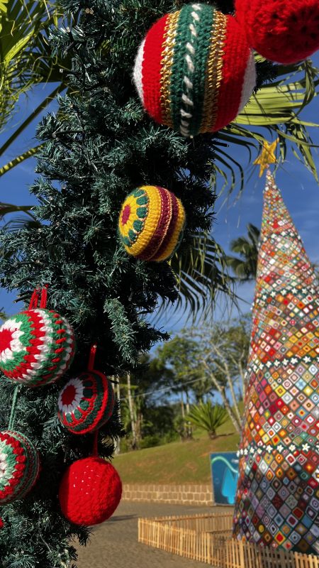 Bolinhas de crochê enfeitam os arcos e complementam a decoração. - Brenda Bittencourt/ND Mais