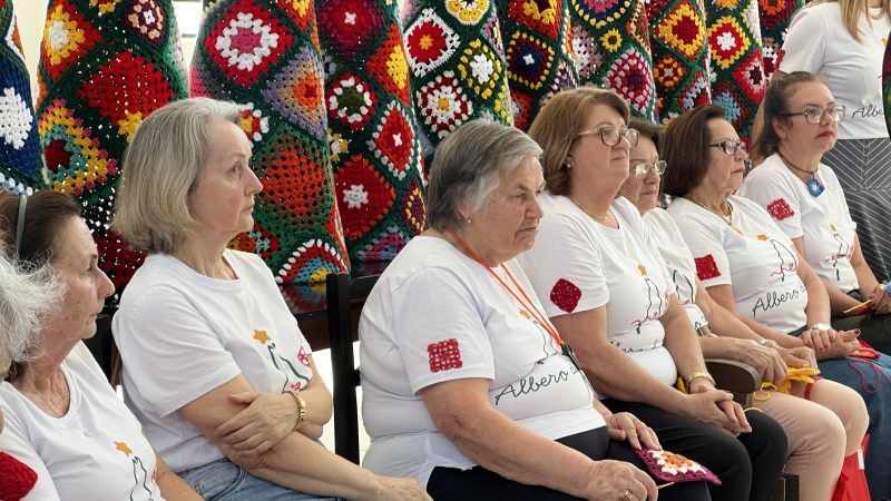 As crocheteiras responsáveis por criar a maior árvore de Natal de crochê do Brasil - Brenda Bittencourt/ND Mais