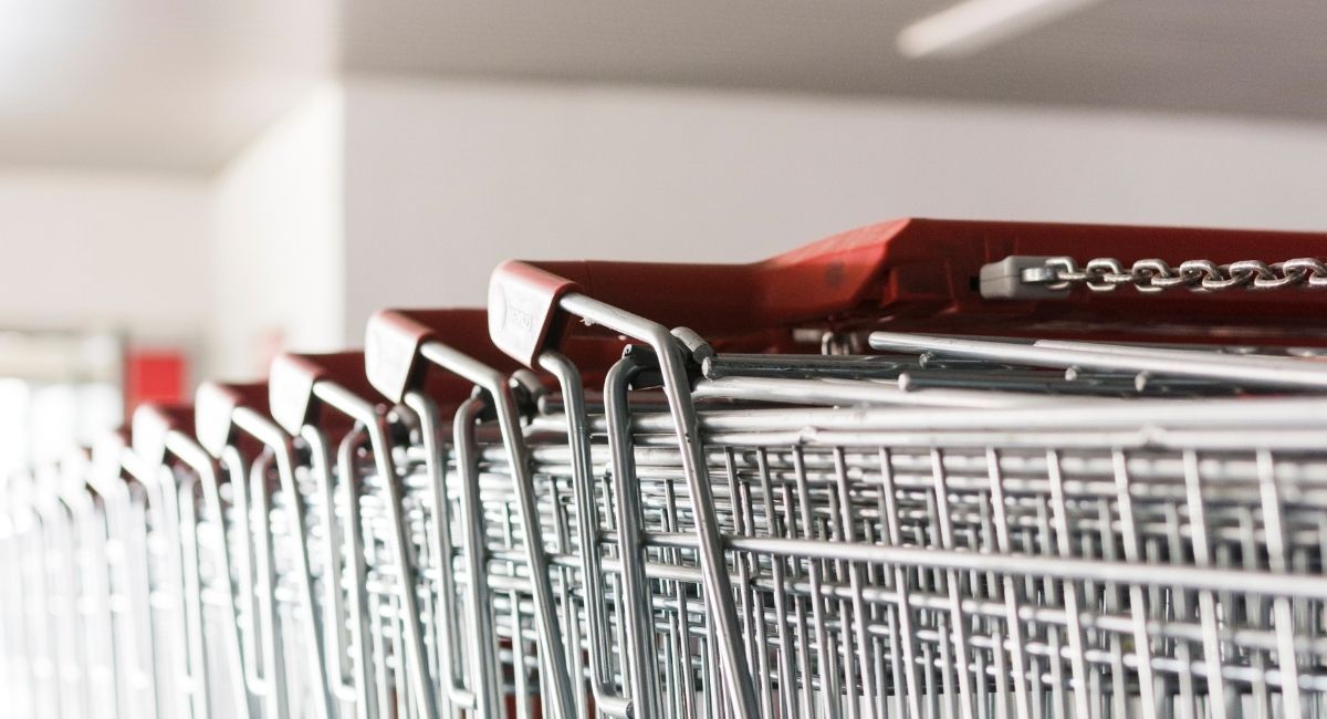Carrinho de supermercado vazio e correntes de metal prendendo-o, simbolizando o fechamento do comércio aos domingos no estado brasileiro do Espírito Santo