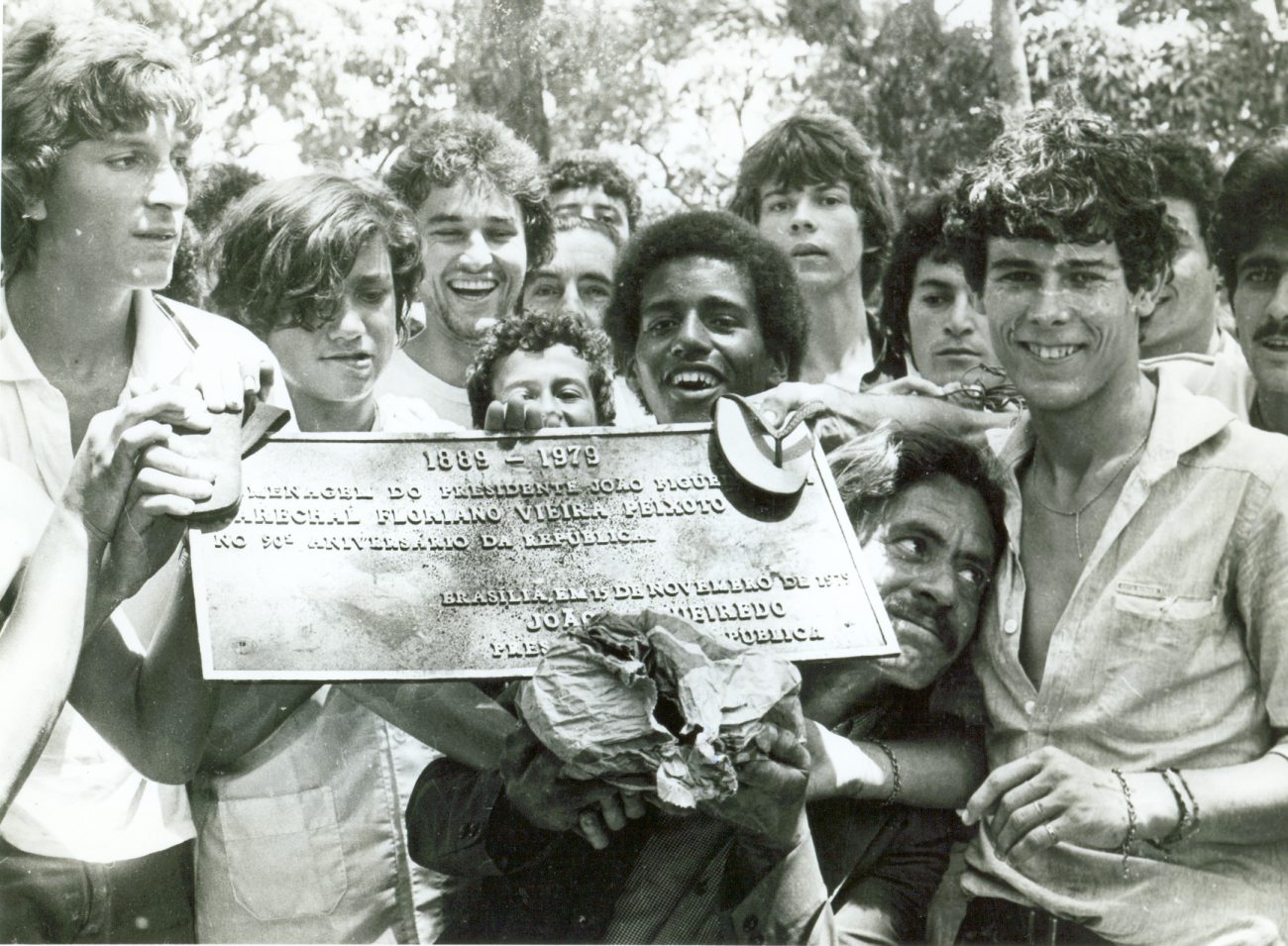 Estudantes arrancaram a placa em homenagem a FlorianoFoto: AGECOM/UFSC/Divulgação/ND Mais