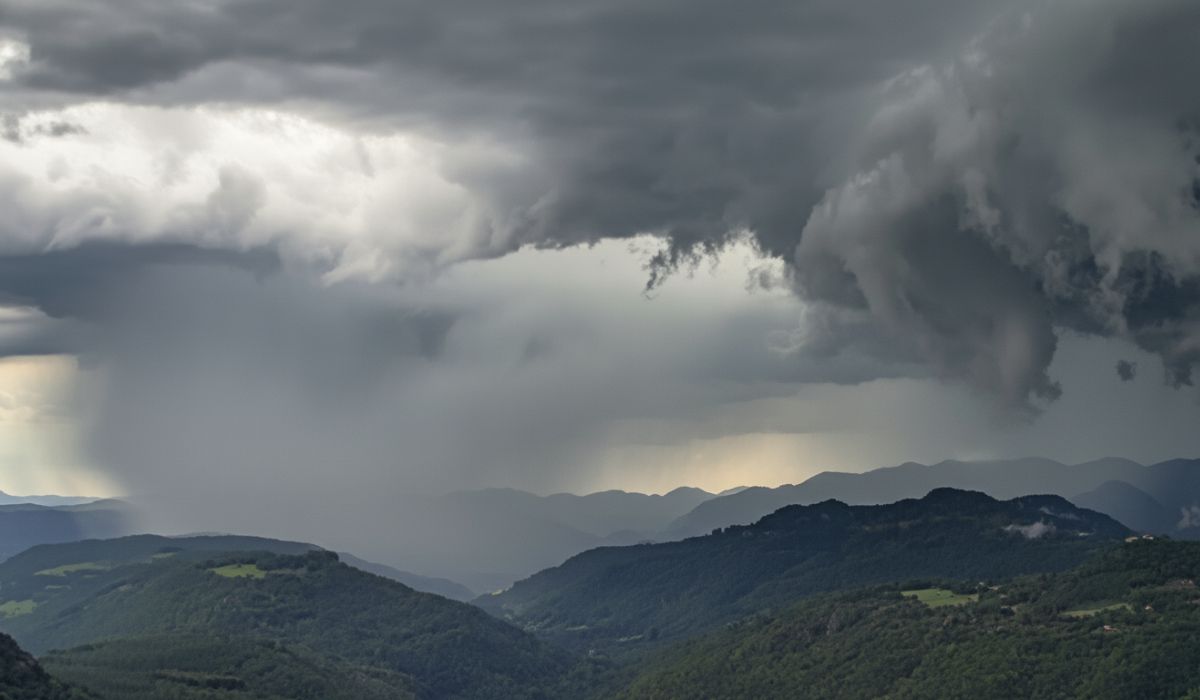 Ciclone deve derrubar temperaturas e provocar chuvas e ventanias intensas em SC