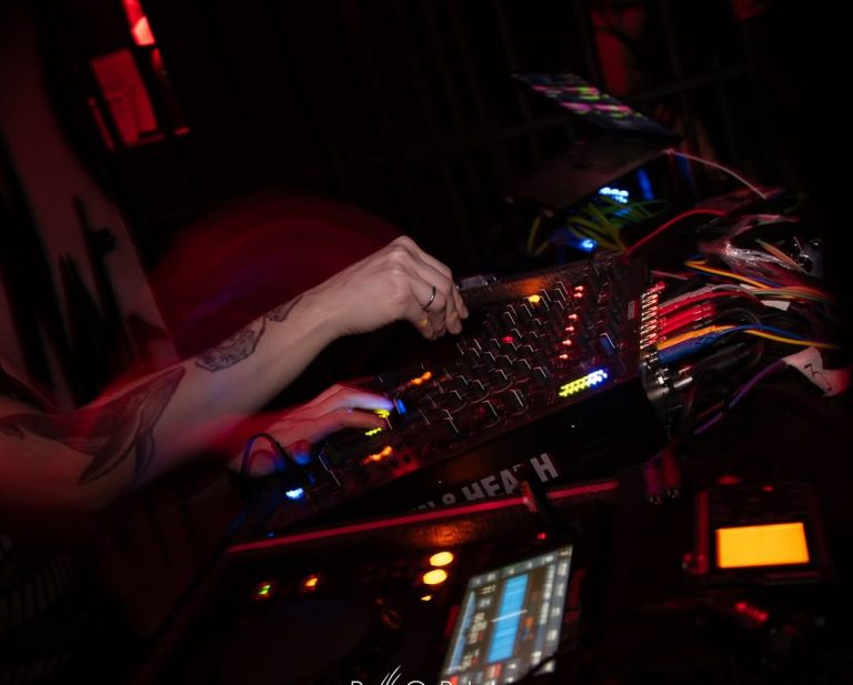 'Inferno': por dentro do 1º bar de hard techno do Brasil