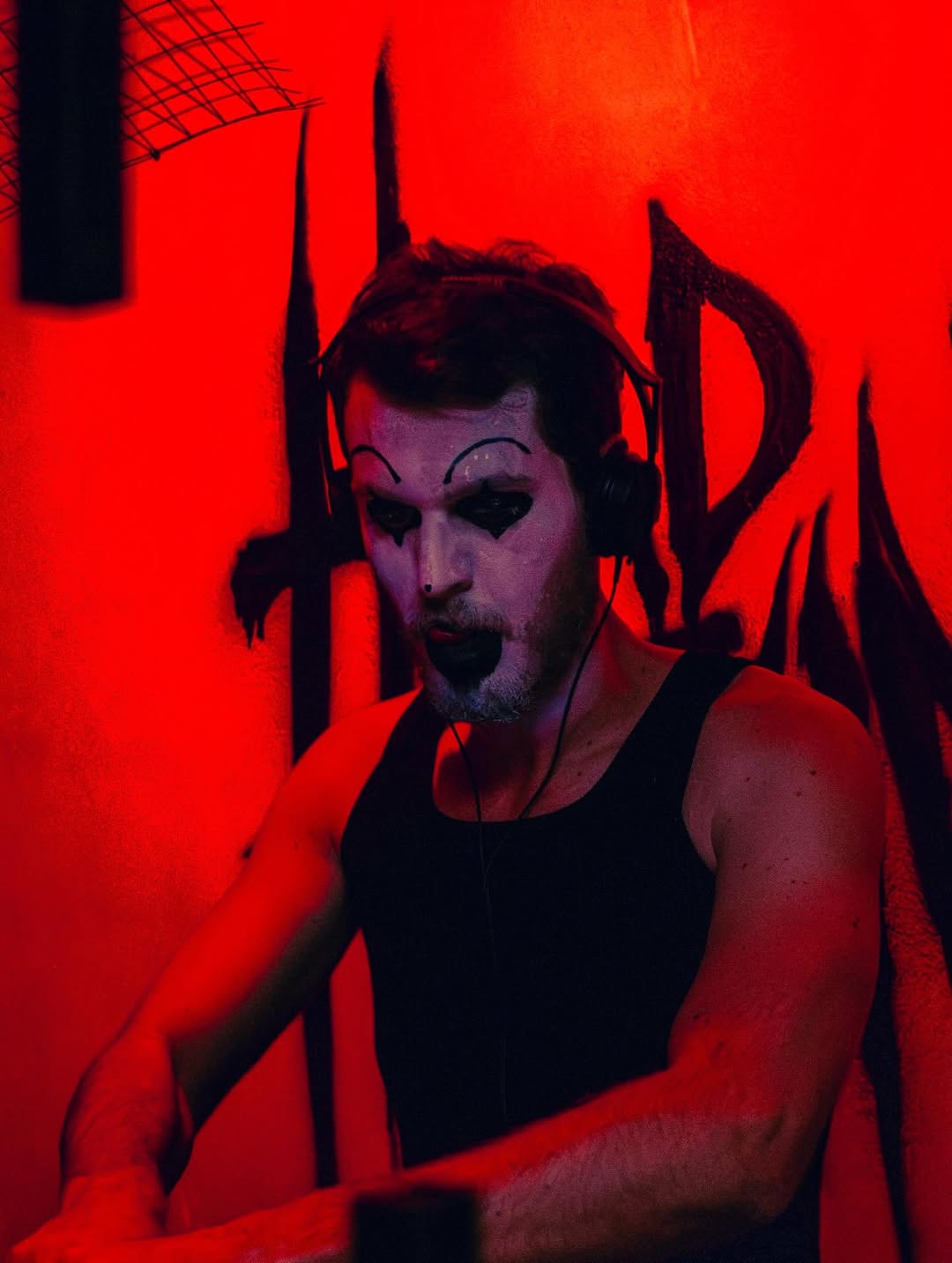 'Inferno': por dentro do 1º bar de hard techno do Brasil