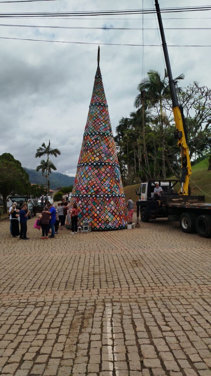 Maior árvore de Natal de crochê do Brasil é concluída e encanta &#8216;pedacinho&#8217; da Itália em SCFoto: Jurandir Bittencourt/Especial ND Mais