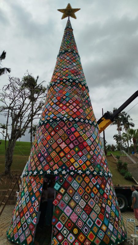 Maior árvore de Natal de crochê do Brasil é concluída e encanta 'pedacinho' da Itália em SC - Jurandir Bittencourt/Especial ND Mais