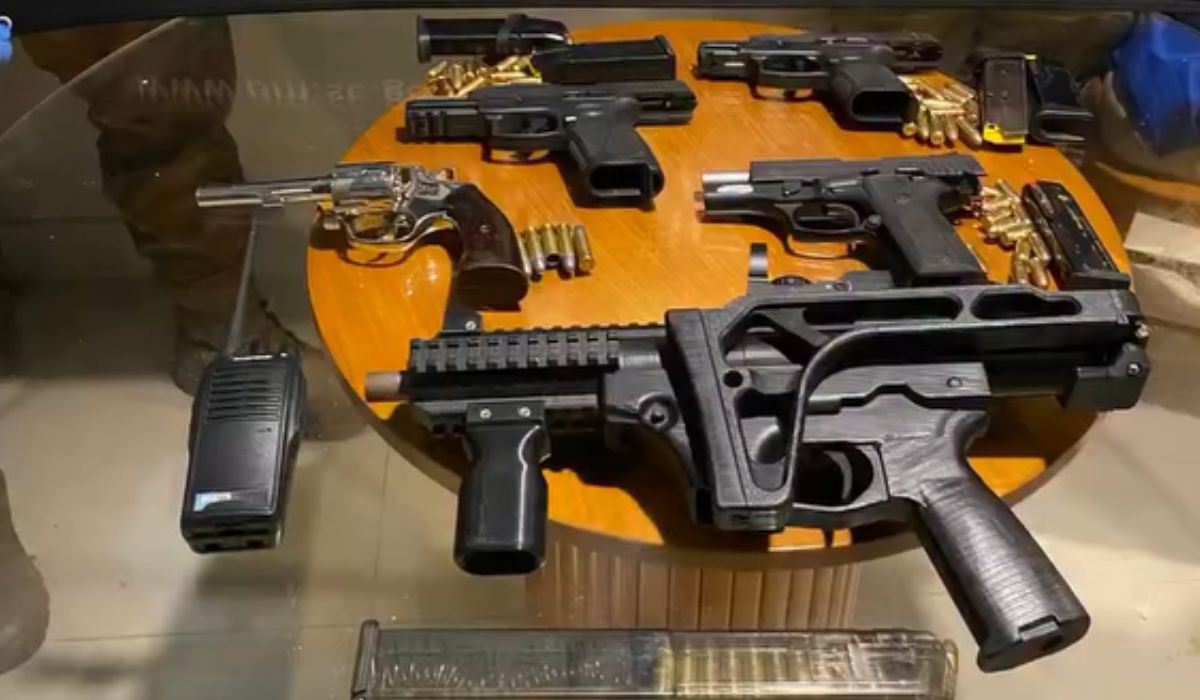 Operação policial termina com morte de liderança do crime no Norte da Ilha 1 Cinco armas e munições foram apreendidas, entre elas, submetralhadora utilizada em assalto na SC-401Foto: PMSC/Divulgação/ND