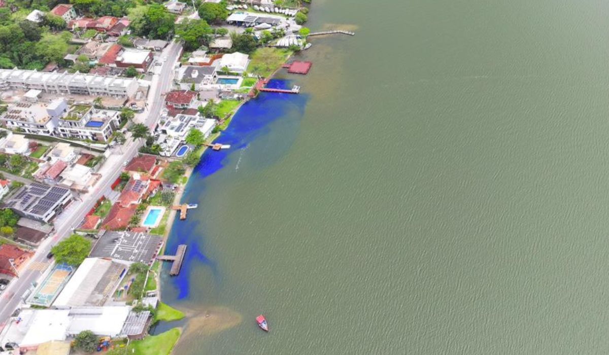 Mancha azul na Lagoa da Conceição intrigou moradores nesta sexta-feira (31)