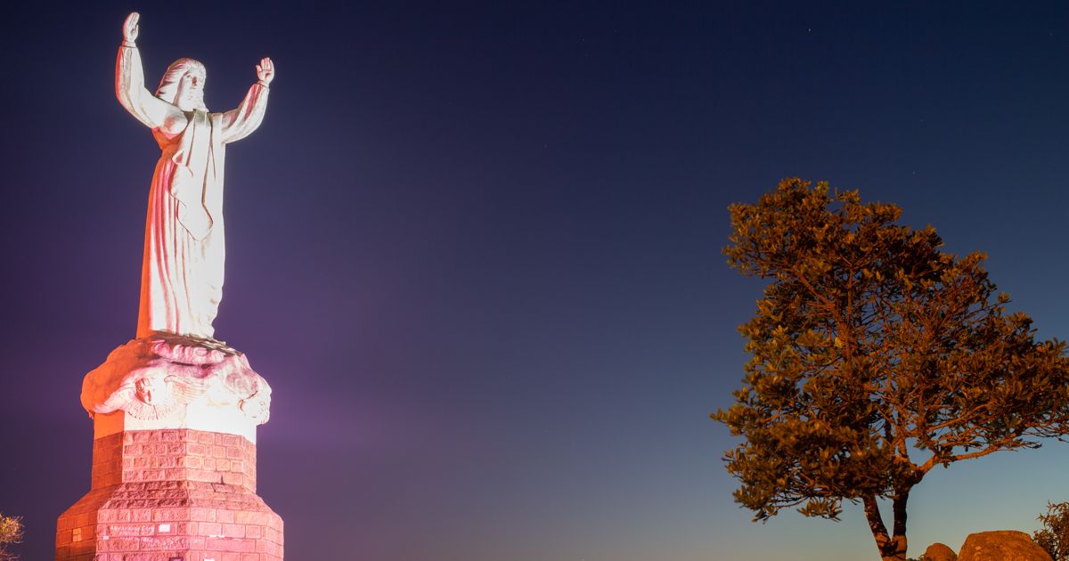 Imagem da estátua da Nossa senhora da Glória, para ilustrar como o morro da glória se parece 