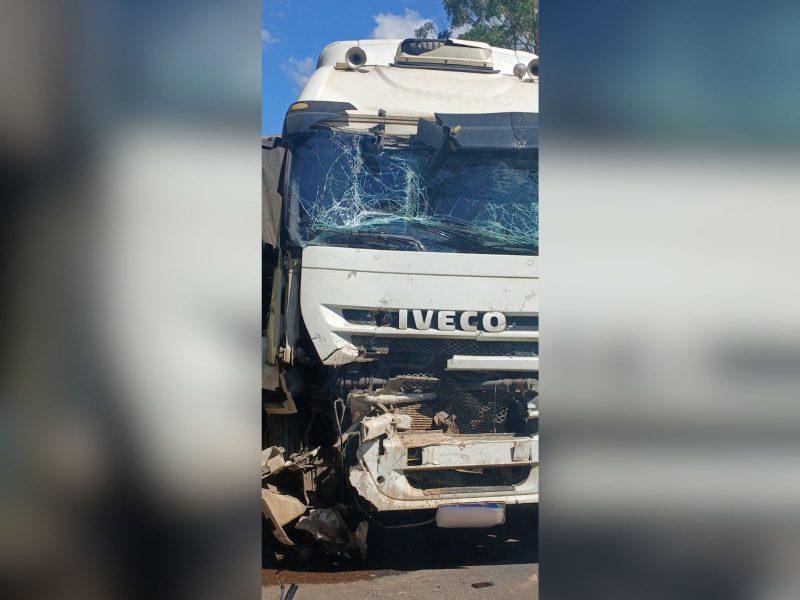 Carreta bateu contra o caminhão-pipa, que foi impulsionado contra um motociclista que passava pela BR-470. - Divulgação/Bombeiros Voluntários/ND Mais