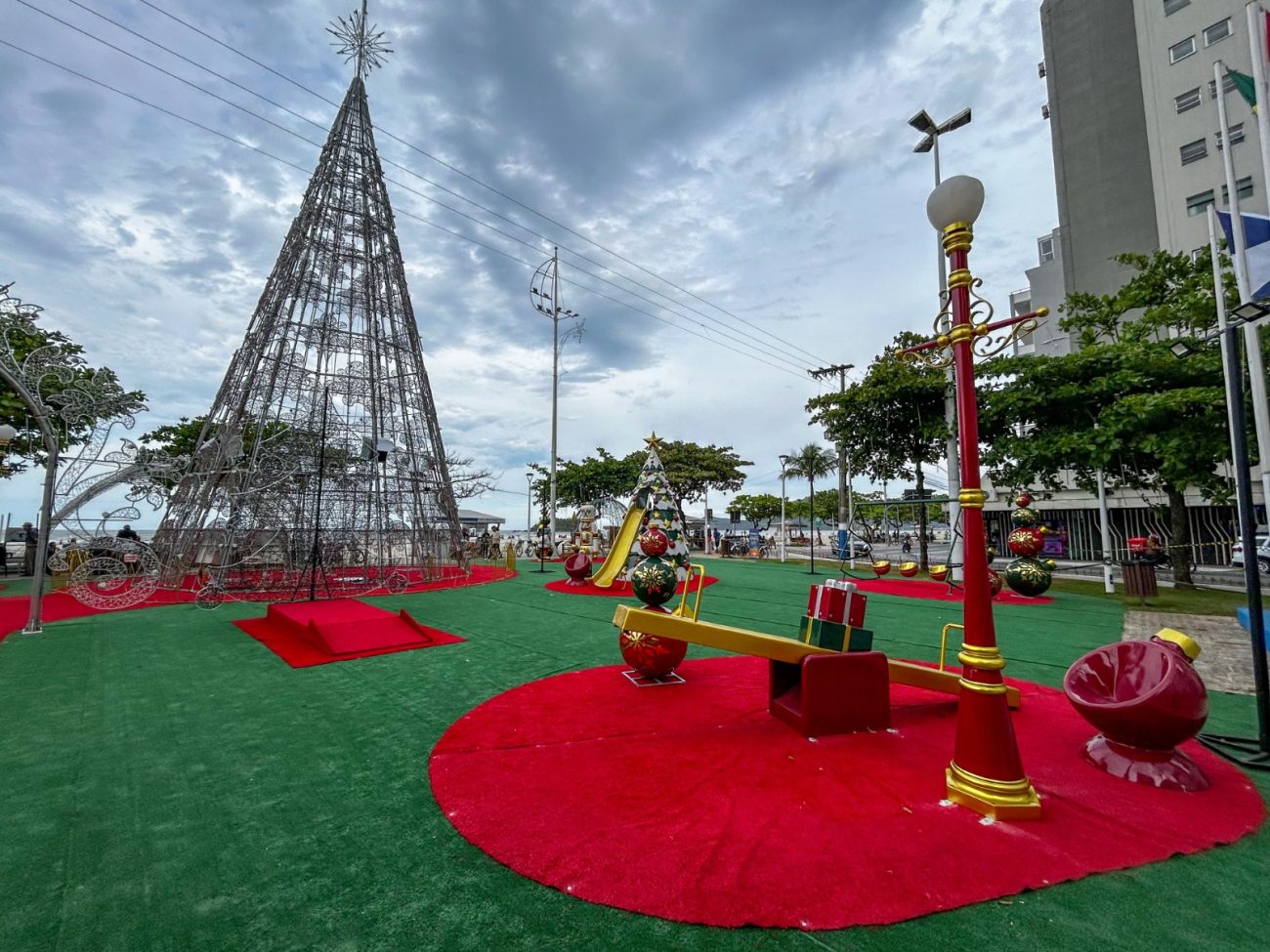As estruturas serão iluminadas simultaneamente na noite do próximo sábado durante a cerimônia de abertura oficial de NatalFoto: PMBC/Divulgação/ND Mais