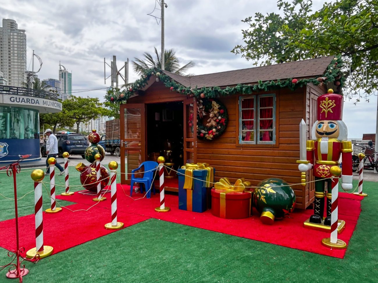 A decoração é pensada também para o público infantil com balanços, gangorra, escorregador e gira-giraFoto: PMBC/Divulgação/ND Mais