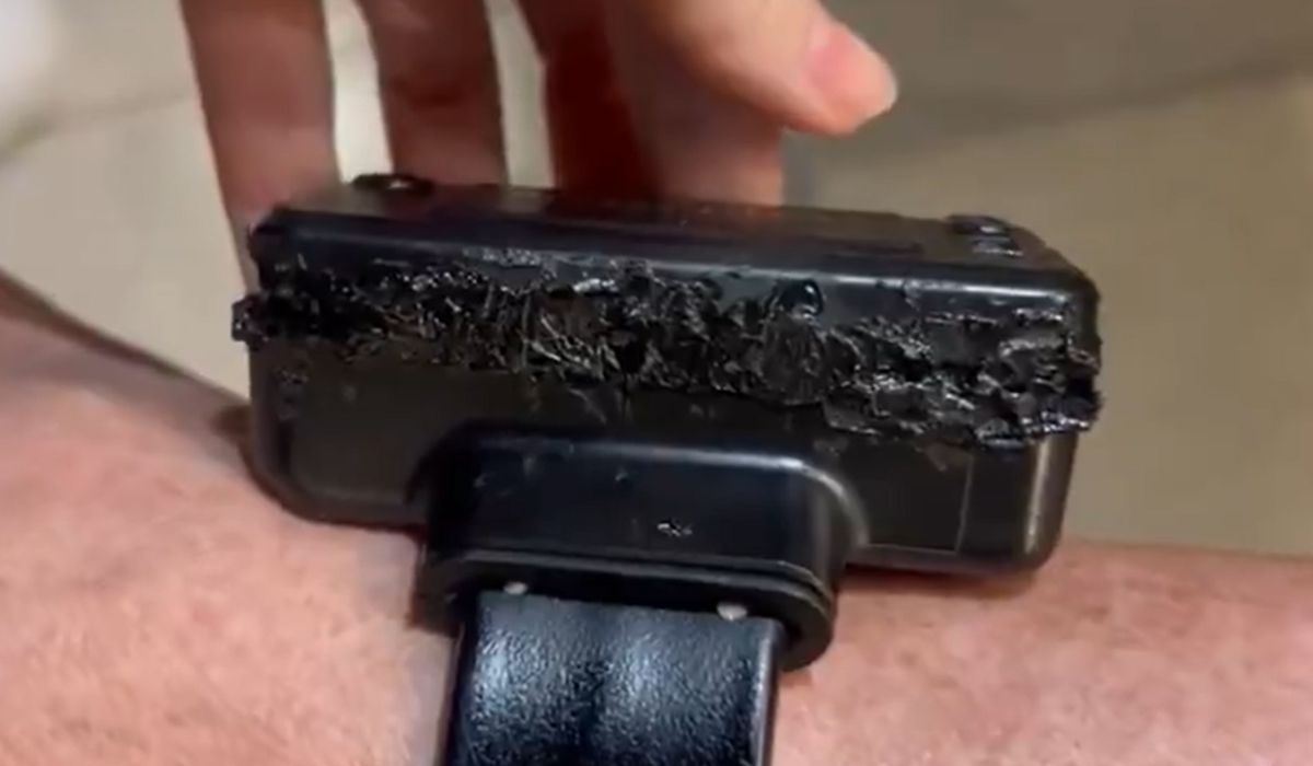 Na imagem, é possível ver que as laterais da tornozeleira eletrônica de Bolsonaro foram corroídas pelo ferro quenteFoto: Reprodução/ND Mais