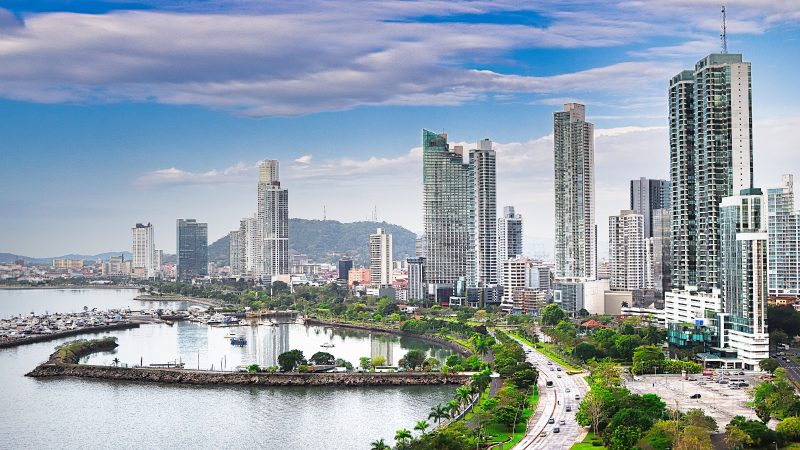 De acordo com o relatório, o custo de vida no Panamá costuma ser mais baixo do que em países da Europa e dos Estados Unidos e, comparando à renda média local (US$ 800 equivalente a R$ 4.323,20 na cotação do dólar ao real), o equilíbrio financeiro é ainda melhor - Canva/ND Mais