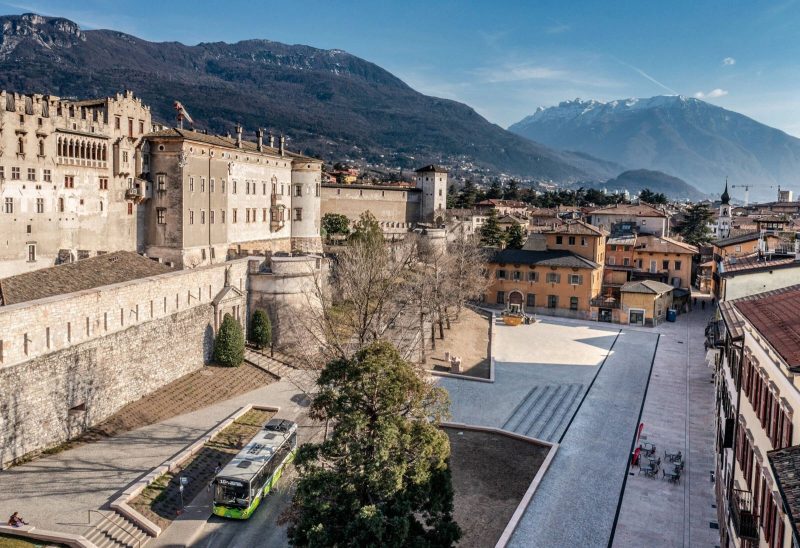 Piazza della Mostra. O espaço aberto existente aos pés do monumento mais importante da cidade, o Castelo Buonconsiglio. - Município de Trento/Reprodução/ND Mais