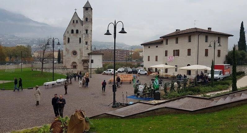 Piazza di Piedicastello no bairro de Piedicastello, em Doss Trento, encontra-se esta praça criada após o desvio da SS12 para o túnel. - Município de Trento/Reprodução/ND Mais