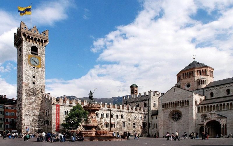Piazza Duomo, a praça no coração da atividade da cidade, considerada uma das mais belas praças urbanas do mundo. - Município de Trento/Reprodução/ND Mais