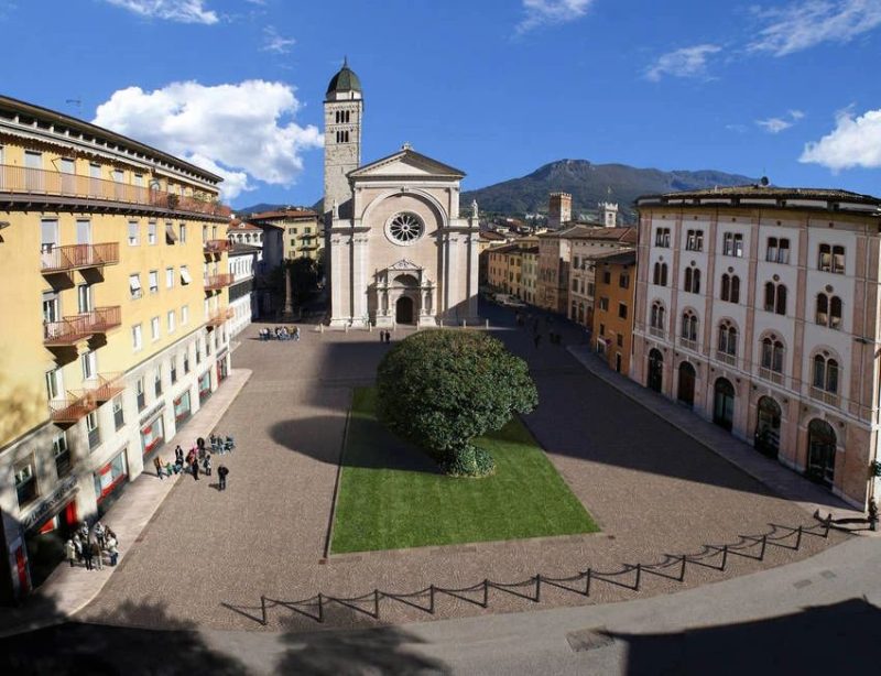 Piazza S. Maria Maggiore com vista para a Basílica de Santa Maria Maggiore, a igreja do Concílio de Trento. - Município de Trento/Reprodução/ND Mais
