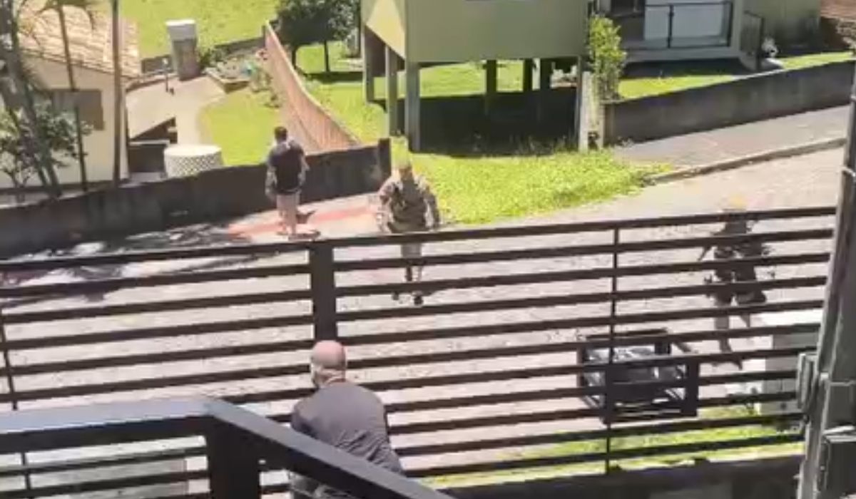 Foto da PM na rua em que o duplo homicídio foi registrado em Criciúma