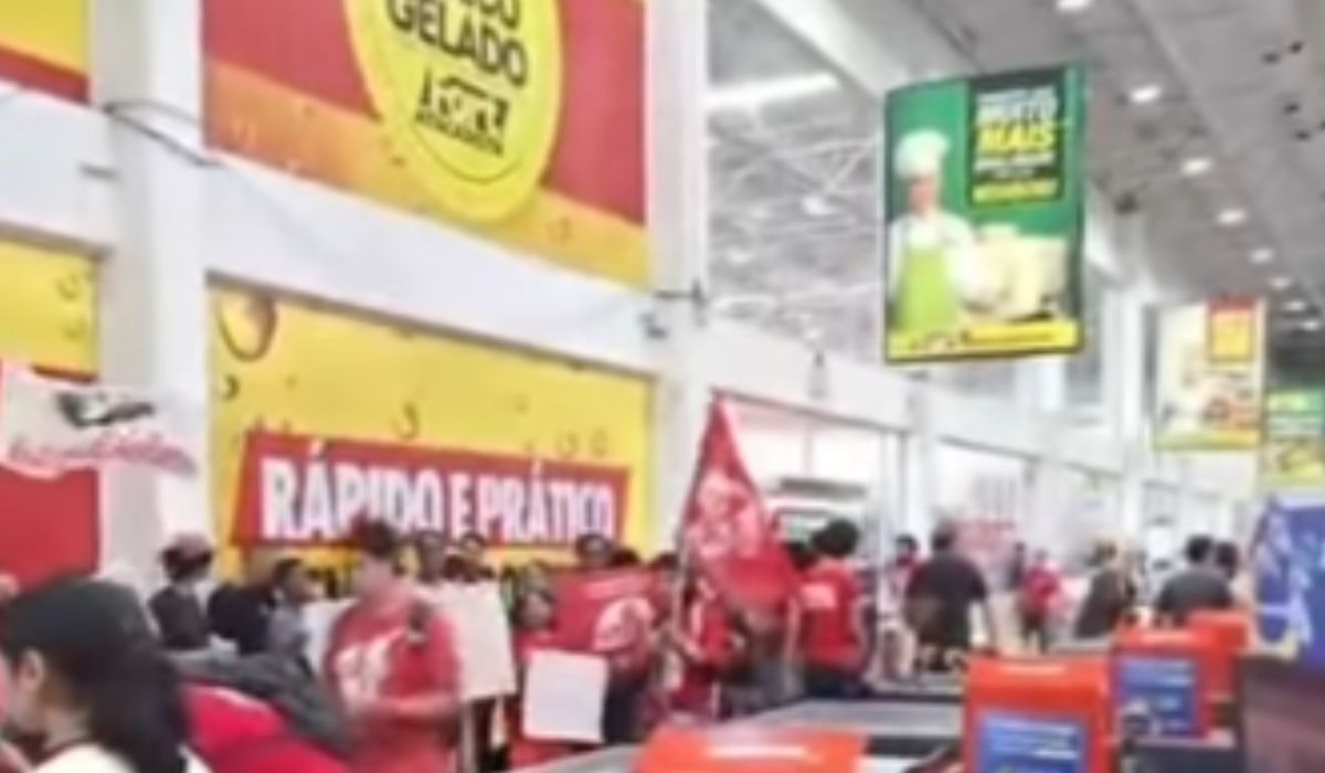 Manifestantes invadem atacadista em São José e reivindicam cestas básicasFoto: Divulgação/ND Mais