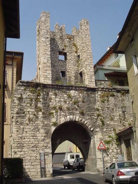 Porta Santa Margherita. O portão, que se abria nas muralhas da cidade no século XIII, dava acesso, até o desvio do rio Adige em 1858, às áreas agrícolas próximas ao rio. - Município de Trento/Reprodução/ND Mais