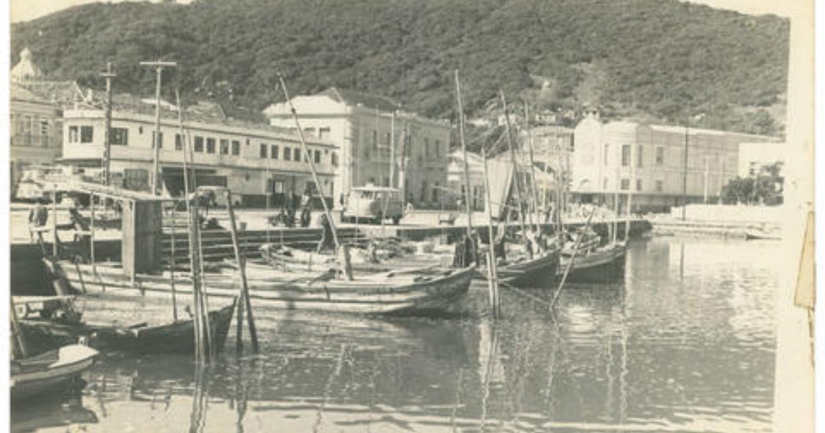 Imagem em preto e branco, do antigo porto de Laguna, para ilustrar para os leitores como era a cidade naquela época 