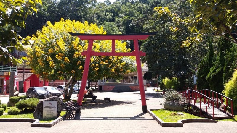 Praça do Artesão: no coração da cidade, a praça reúne bancas de artesanato, cafés charmosos e obras da artista Odette Eid, que transformou Santo Antônio do Pinhal em um verdadeiro museu a céu aberto - TripAdvisor/ND Mais