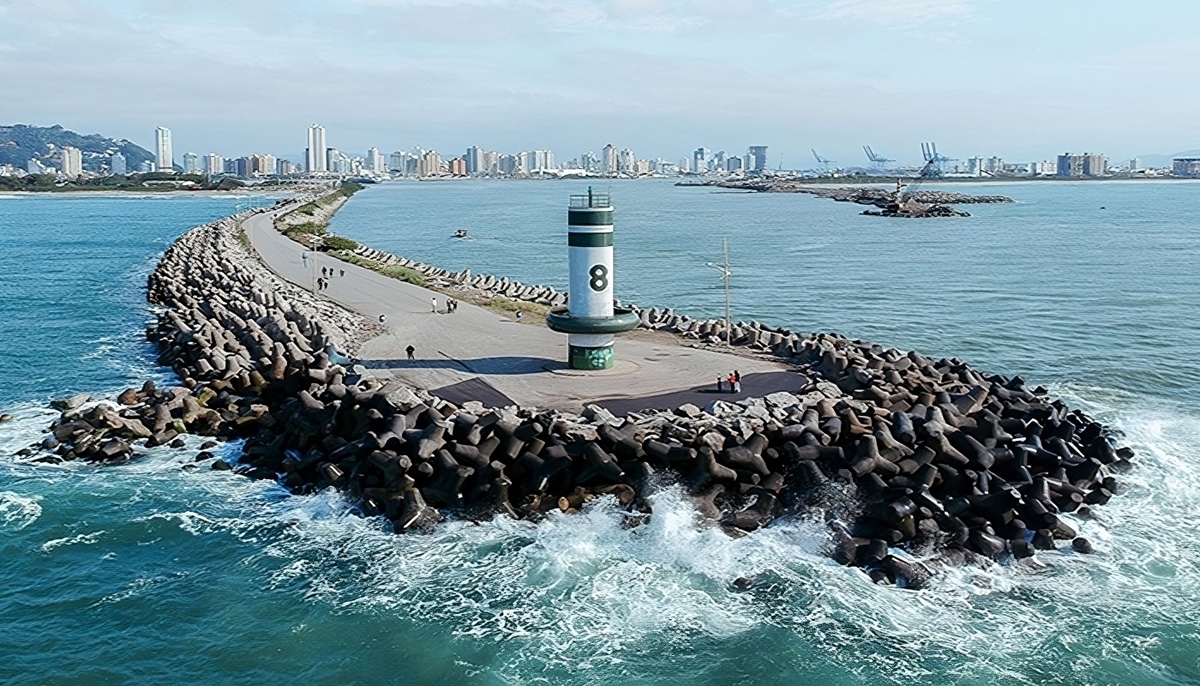Bandeira Azul será hasteada na Praia do Molhe em dezembro, simbolizando o reconhecimento internacional pela qualidade ambiental e turística do local.Foto: Divulgação/ND Mais