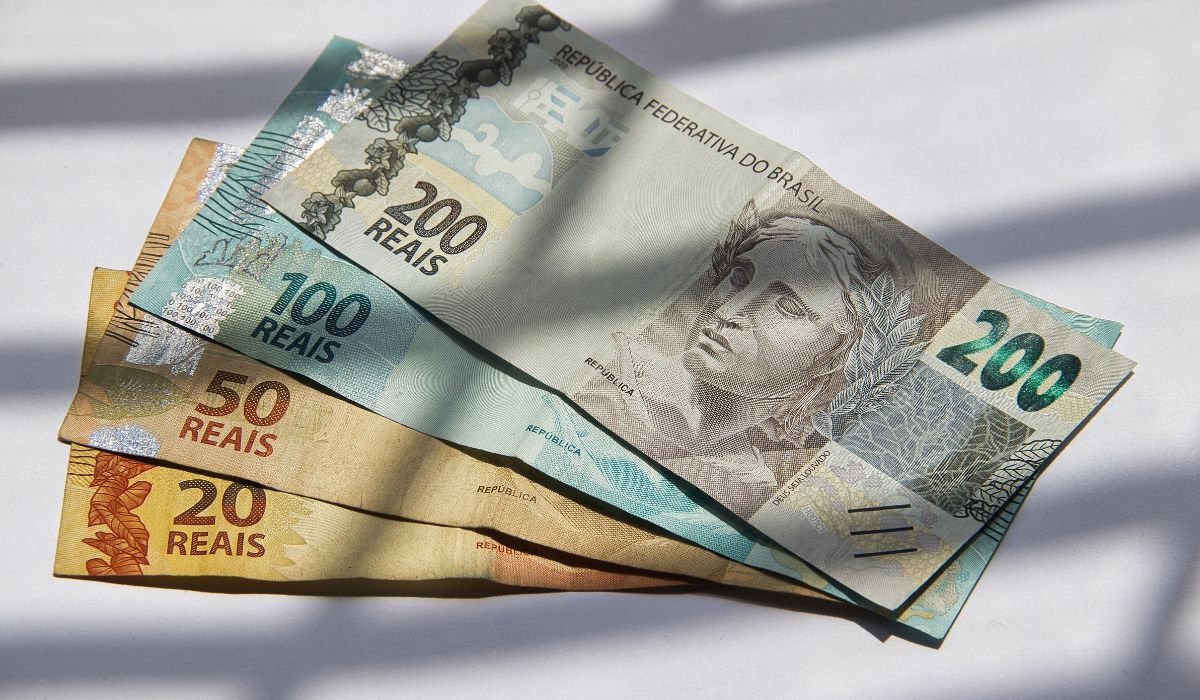 A primeira parcela do décimo terceiro será paga mais cedo em 2025 por causa do calendárioFoto: Canva/Reprodução/ND Mais