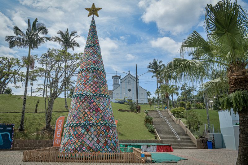 Árvore de Natal de crochê foi feita com o trabalho de 90 voluntárias - Richard Ferrari/ND Mais
