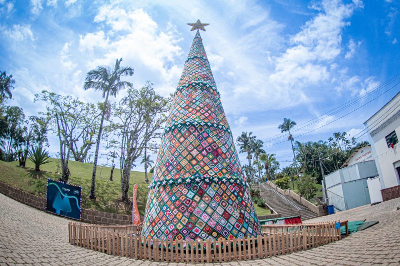 Árvore de Natal de crochê tem 4 metros de diâmetro - Richard Ferrari/ND Mais