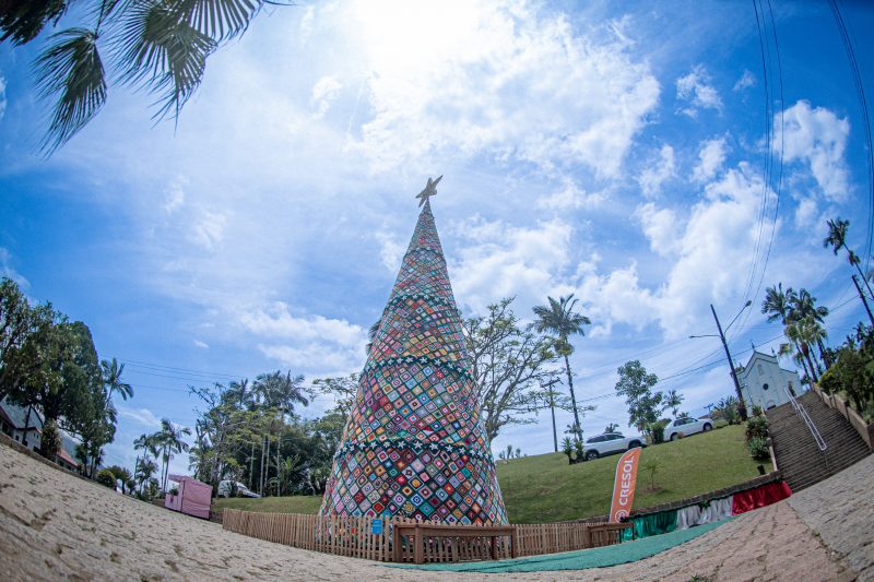 Árvore de Natal de crochê tem 12 metros de altura - Richard Ferrari/ND Mais