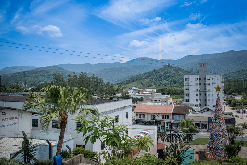 Árvore de Natal de crochê fica no pátio da Igreja Matriz São Francisco de Assis, em Rodeio, Santa Catarina - Richard Ferrari/ND Mais