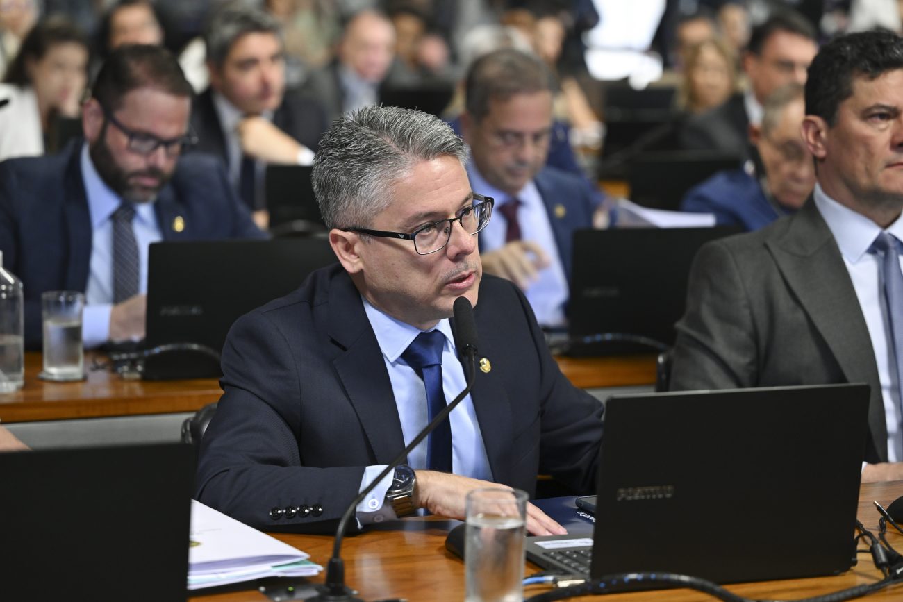 Ex-delegado e entusiasta da Lava-Jato, Alessandro Vieira é conhecido por manter uma postura de independência e por ser um crítico recorrente da atuação das cortes superiores – Foto: Saulo Cruz/Agência Senado