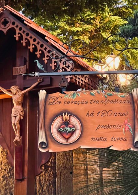 A primeira placa do bosque traz a frase “Do coração transpassado, há 120 anos presente nesta terra” - Gustavo dos Santos/Bosque São Bento/ND Mais