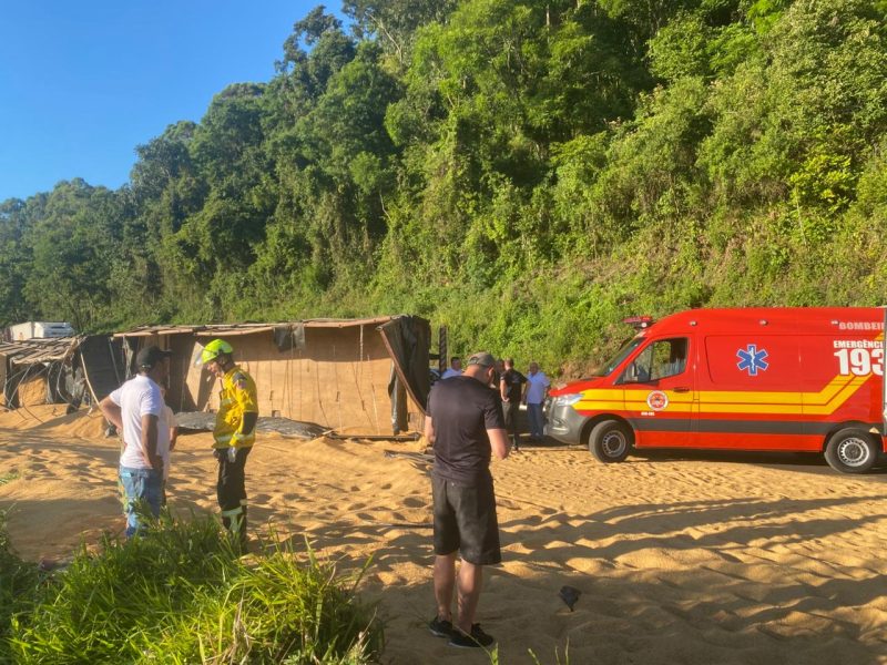 Informações preliminares indicam que um caminhão bitrem que segue no sentido Xaxim–Chapecó teria tombado sobre os veículos - Vinicios Antonio Ranzan/NDTV/ND Mais