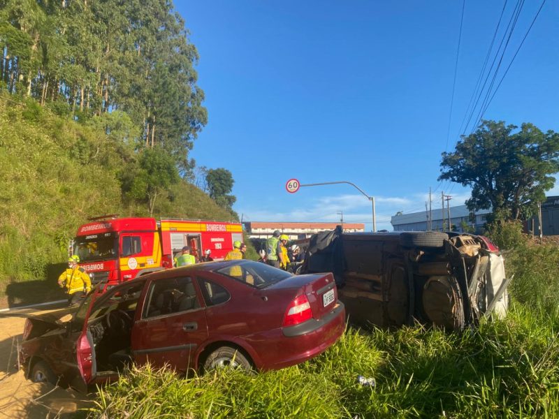 Informações preliminares indicam que um caminhão bitrem que segue no sentido Xaxim–Chapecó teria tombado sobre os veículos - Vinicios Antonio Ranzan/NDTV/ND Mais